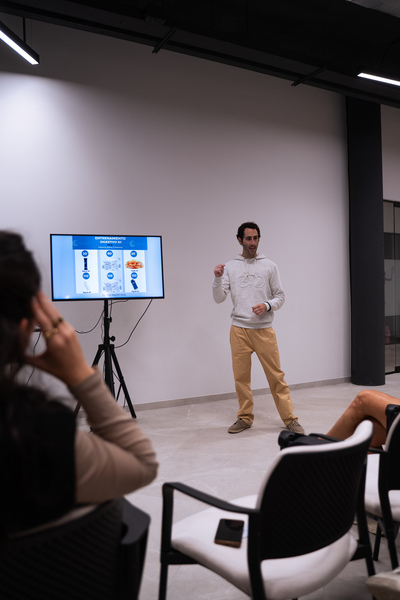 Toni Martí dietista deportivo realizando una charla en el hotel Syncrosfera